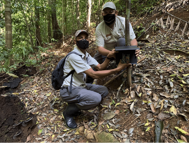 Lapa Ríos nature guides installing a camera trap.